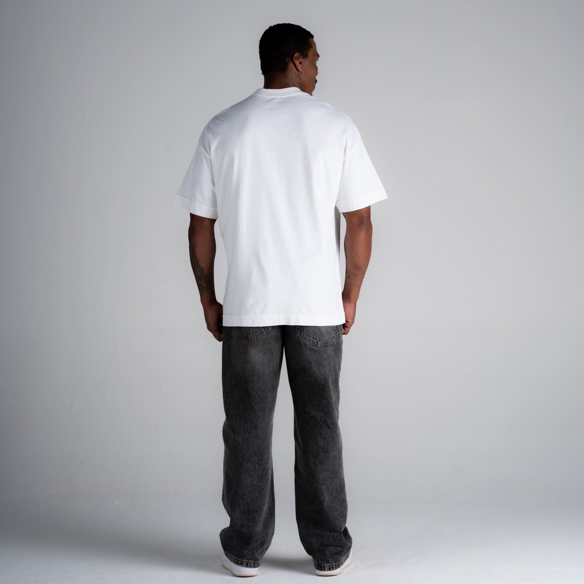 Camiseta Oversized Born To Be Aesthetics Off White