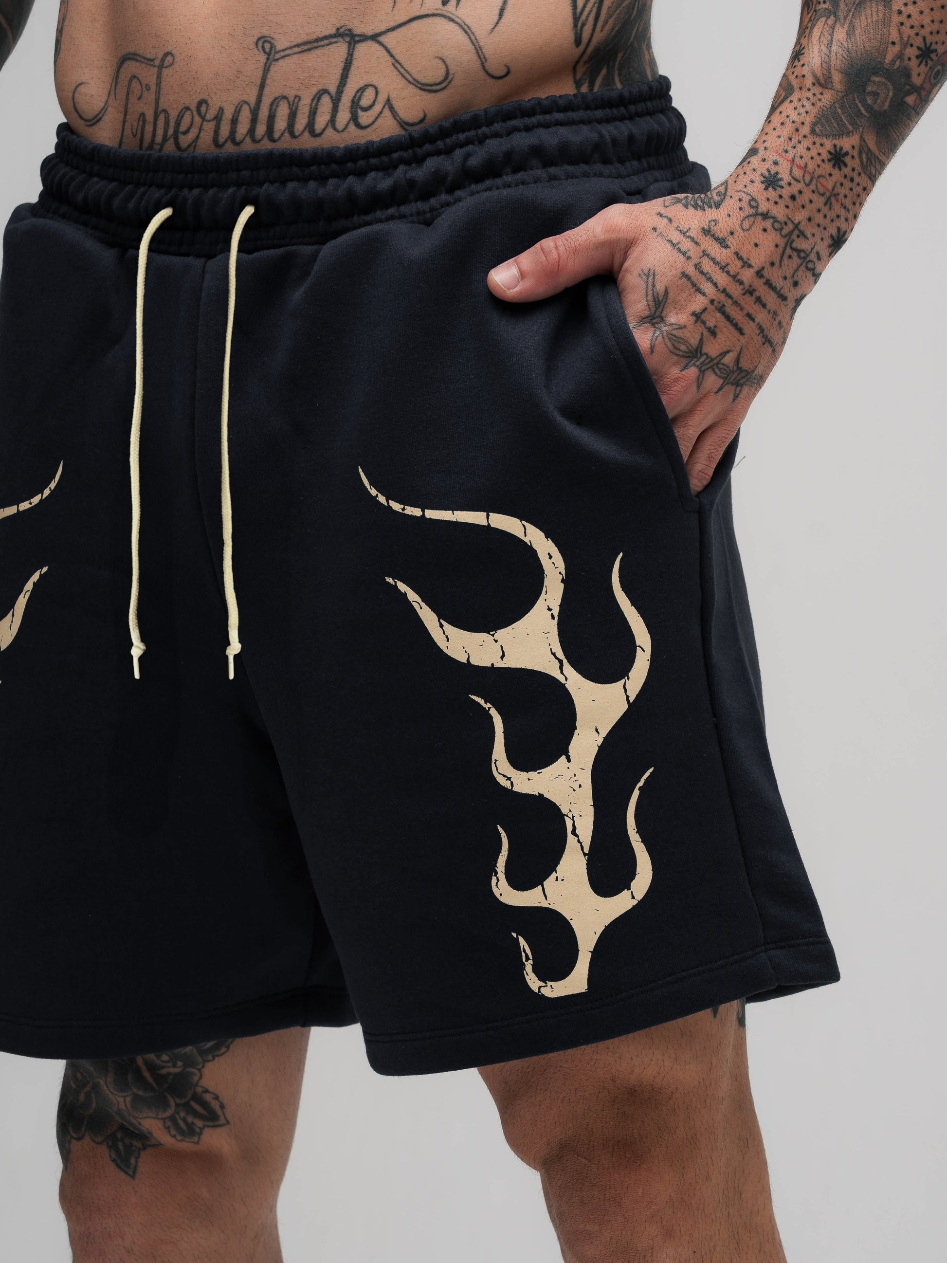 Shorts de Moletom Mith Comam Frutas Flames Preto