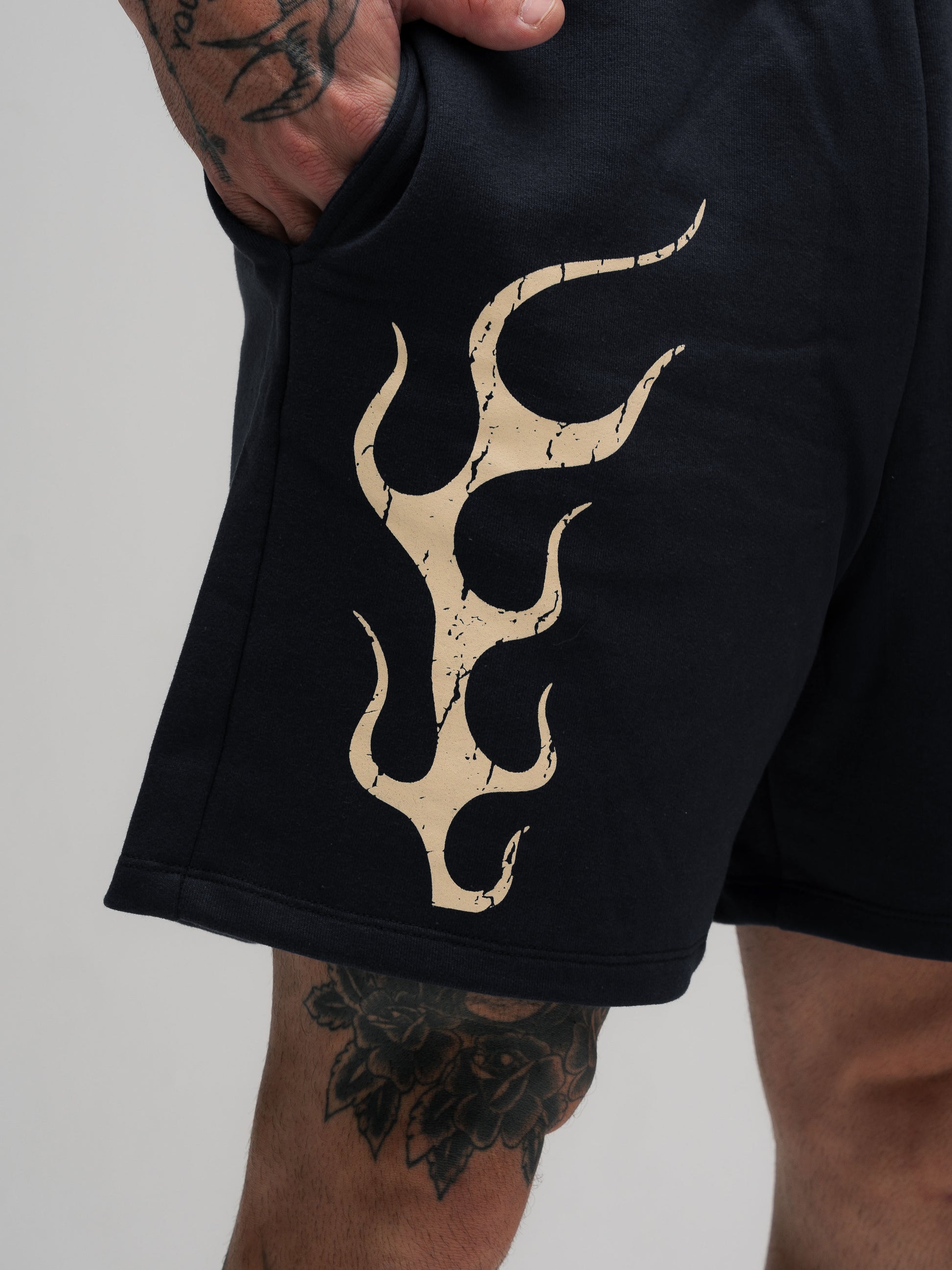 Shorts de Moletom Mith Comam Frutas Flames Preto