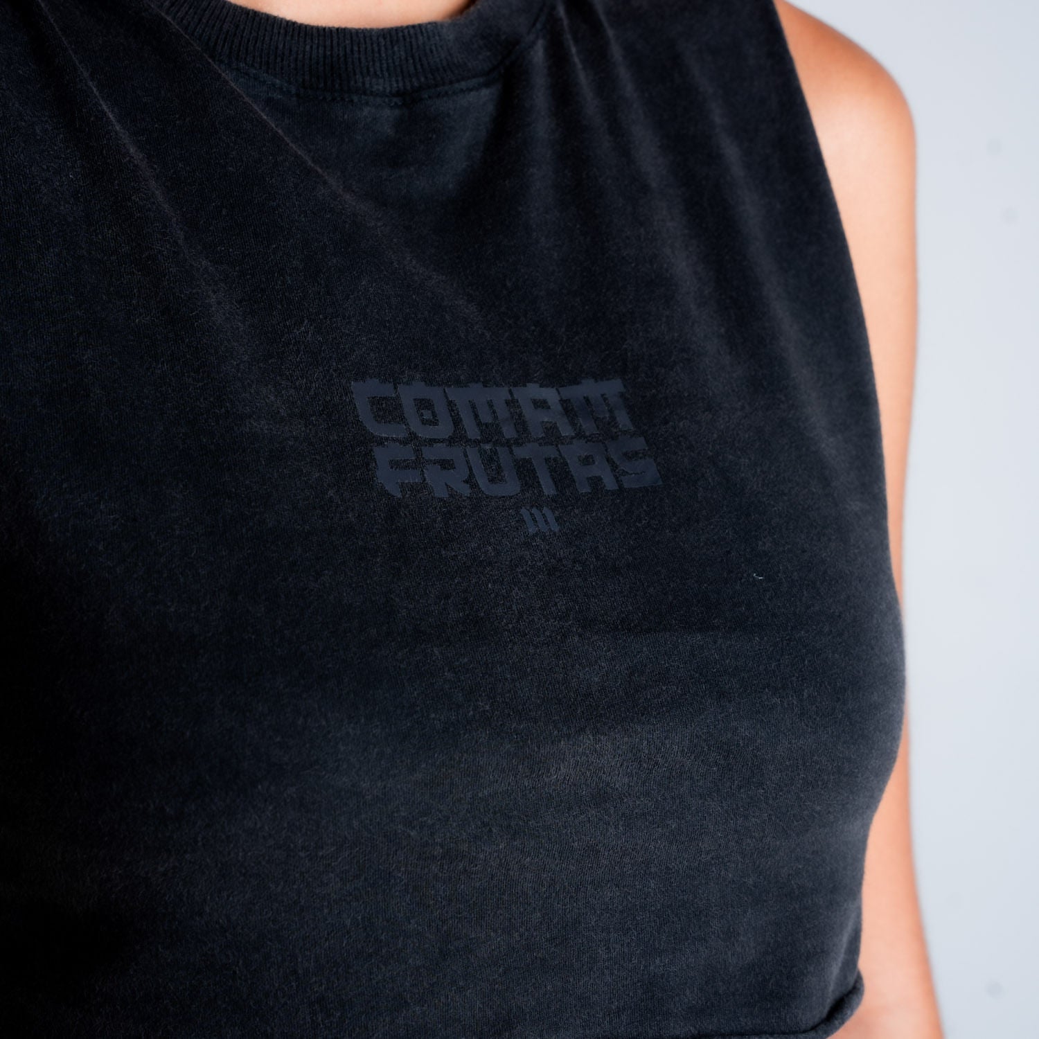 Regata Feminina Cut Off Estonada Comam Frutas Logo Preto