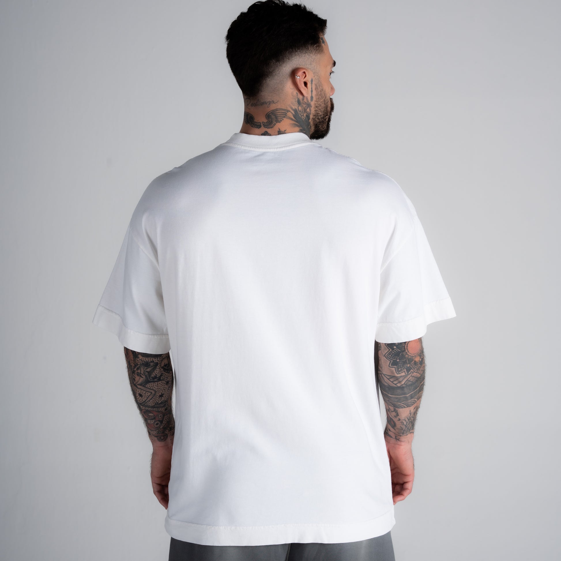 Camiseta Oversized Born To Be Aesthetics Off White