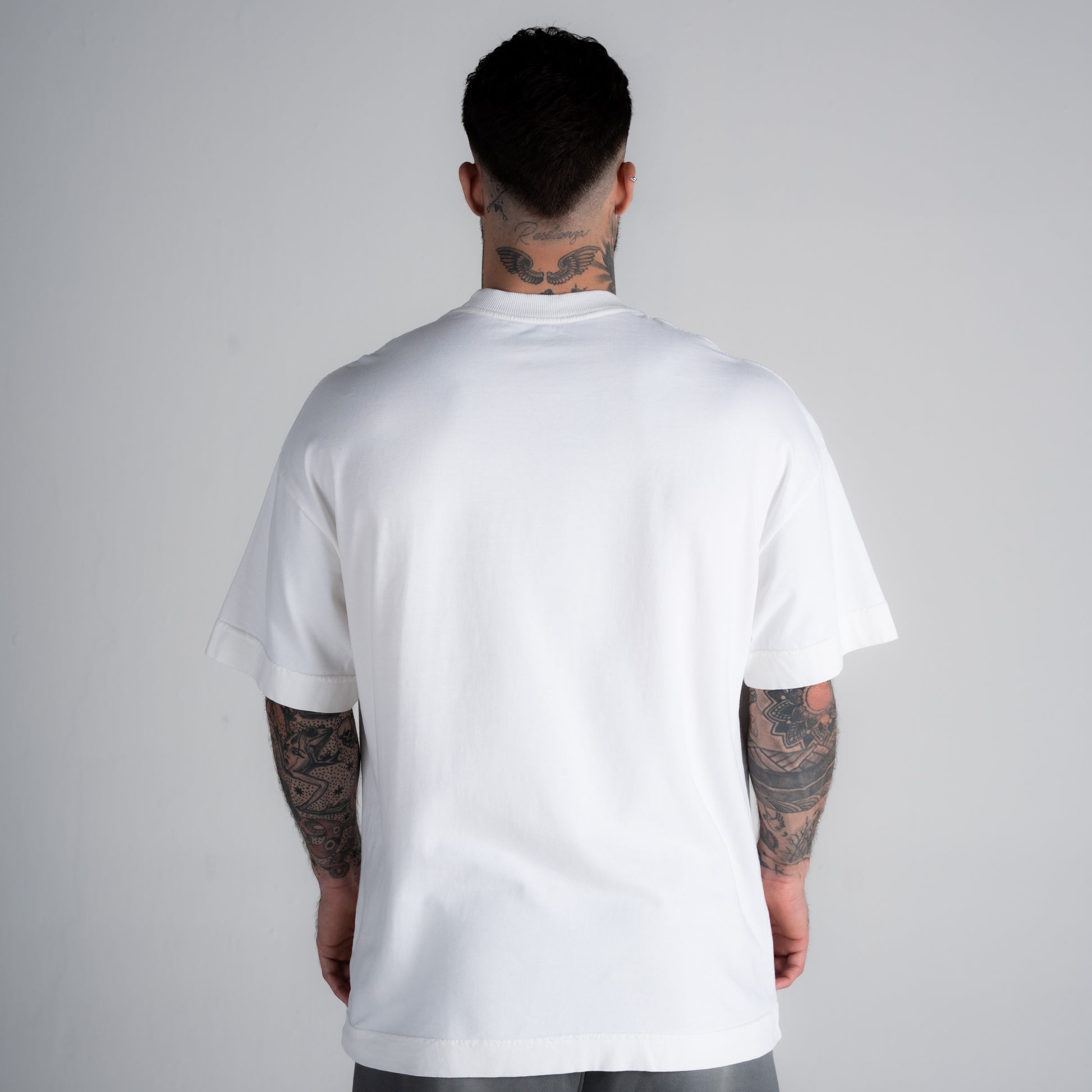 Camiseta Oversized Born To Be Aesthetics Off White