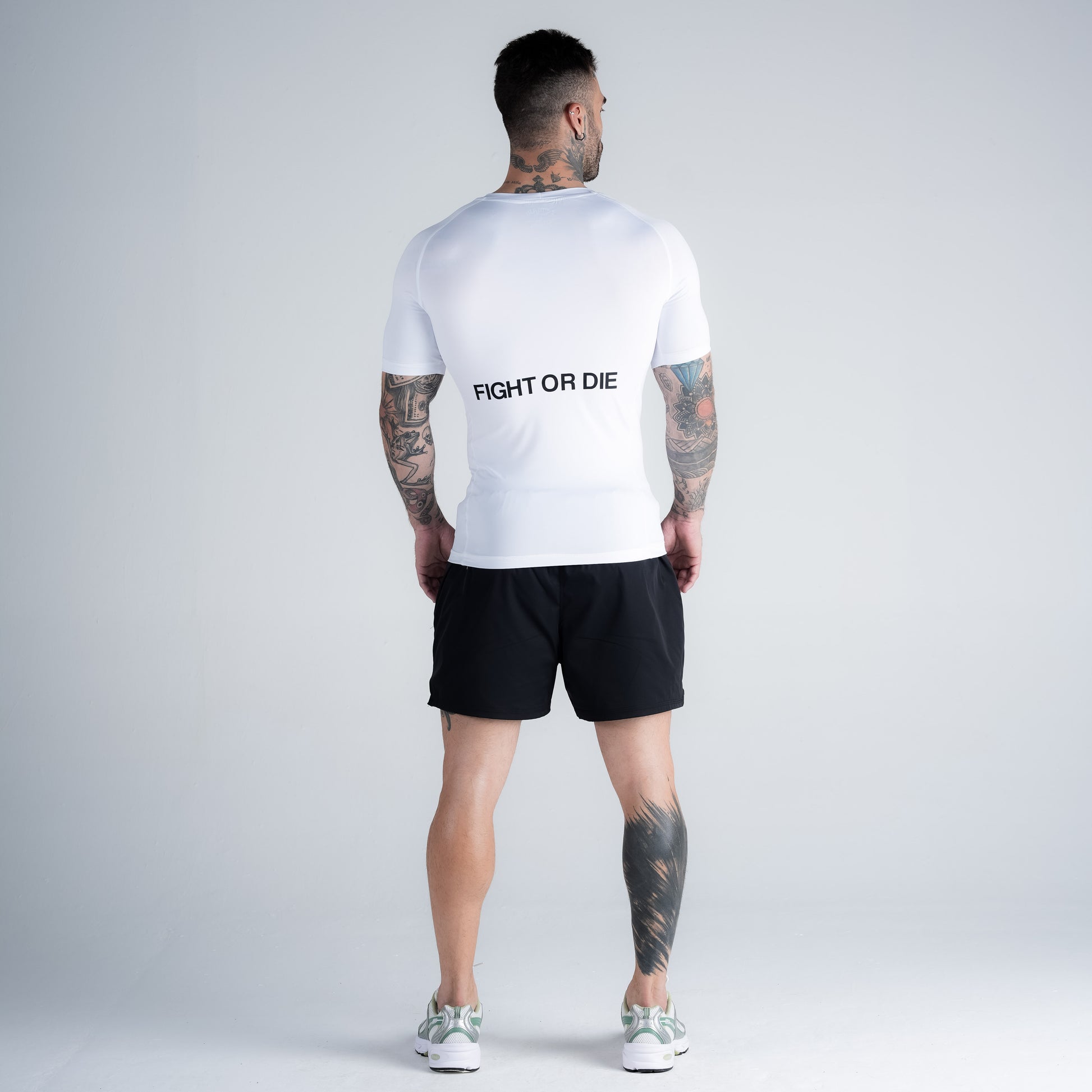 RashGuard Mith Comam Frutas Fight Or Die Branco