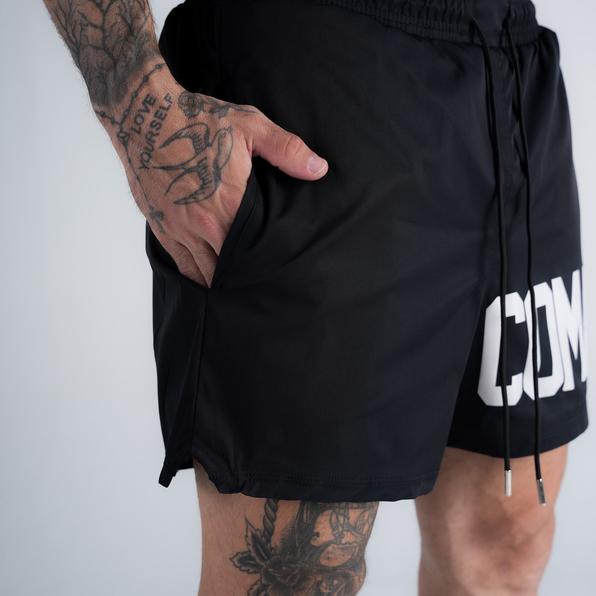 Shorts Curto Tactel Comam Frutas Write Preto