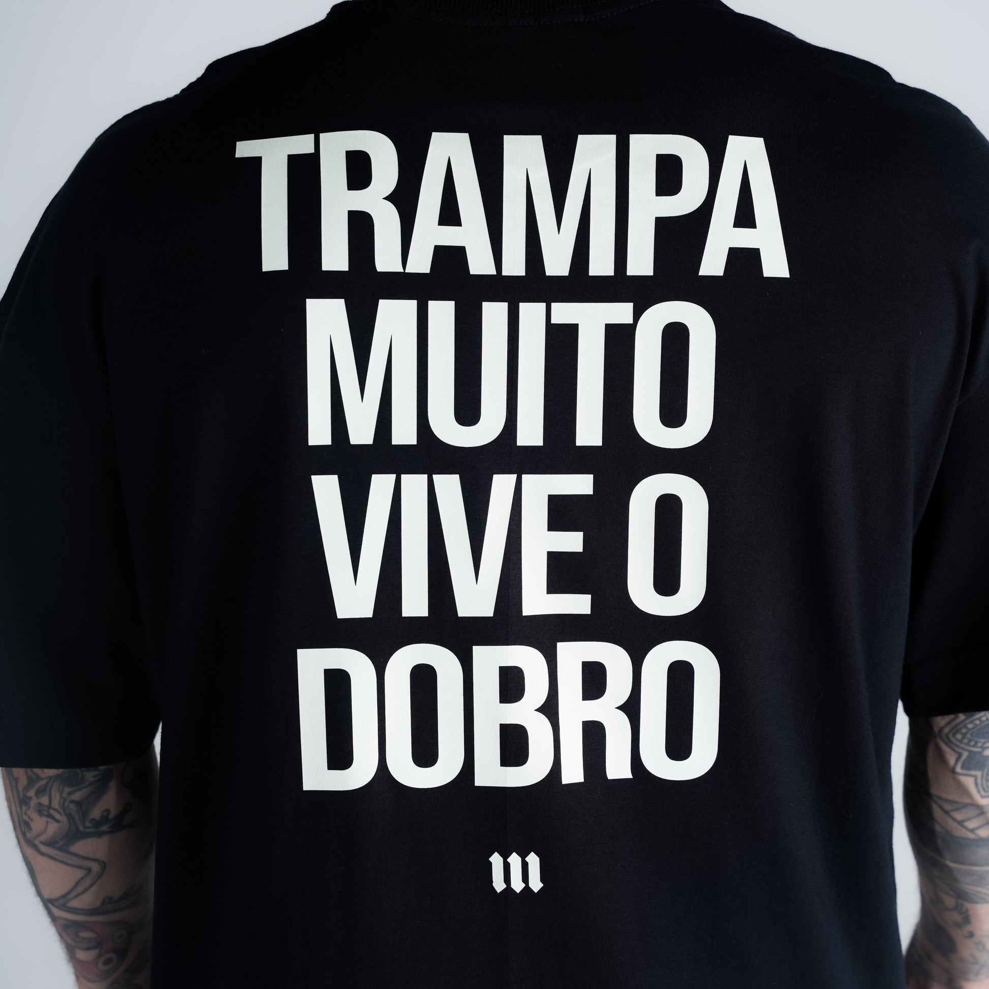 Camiseta Oversized Comam Frutas Trampa Muito Preto