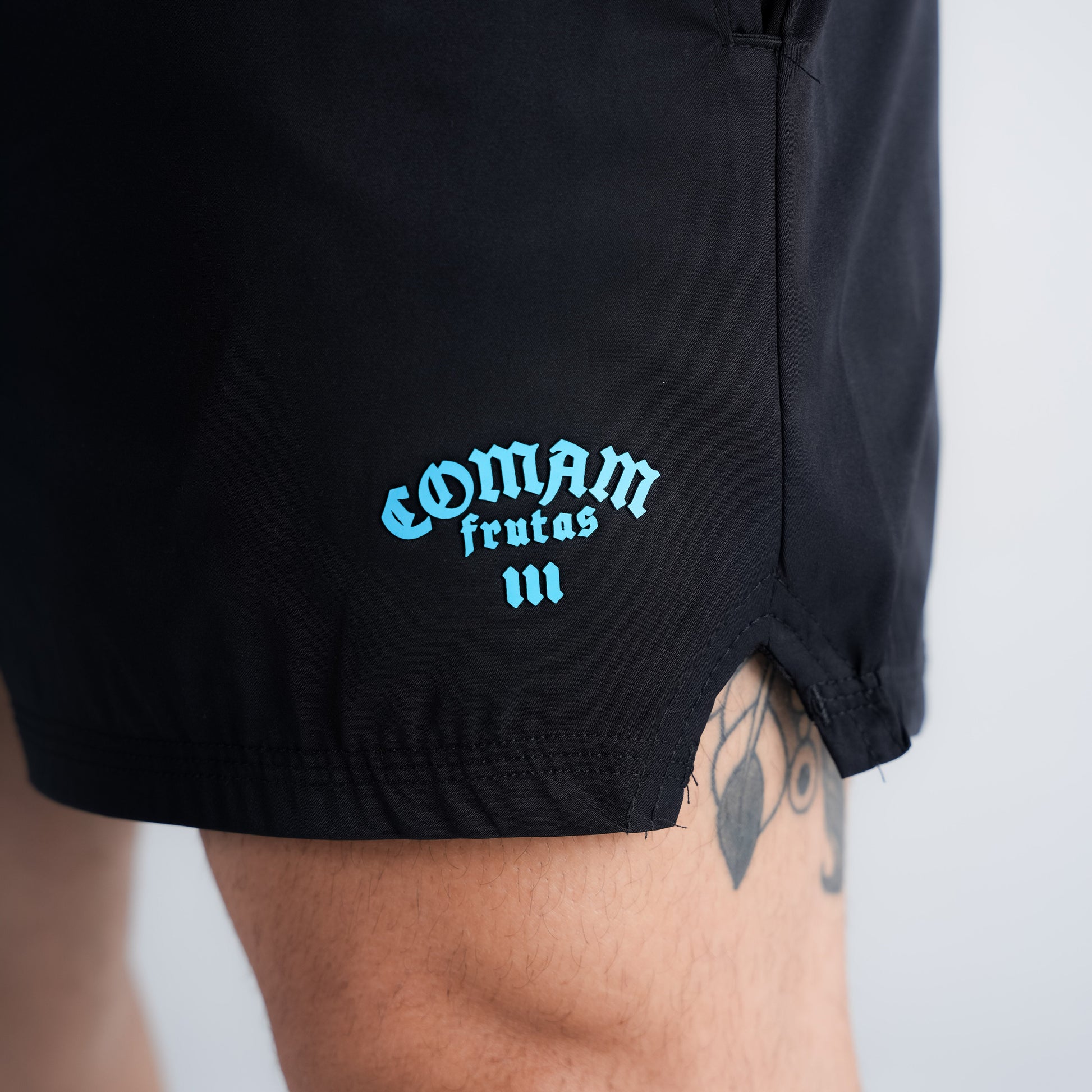 Shorts Curto Tactel Comam Frutas Preto
