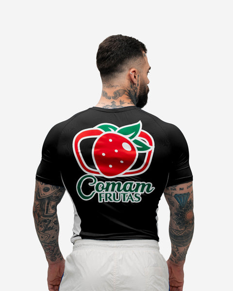 RashGuard <strong>Compressão </strong> Mith Comam Frutas Preto