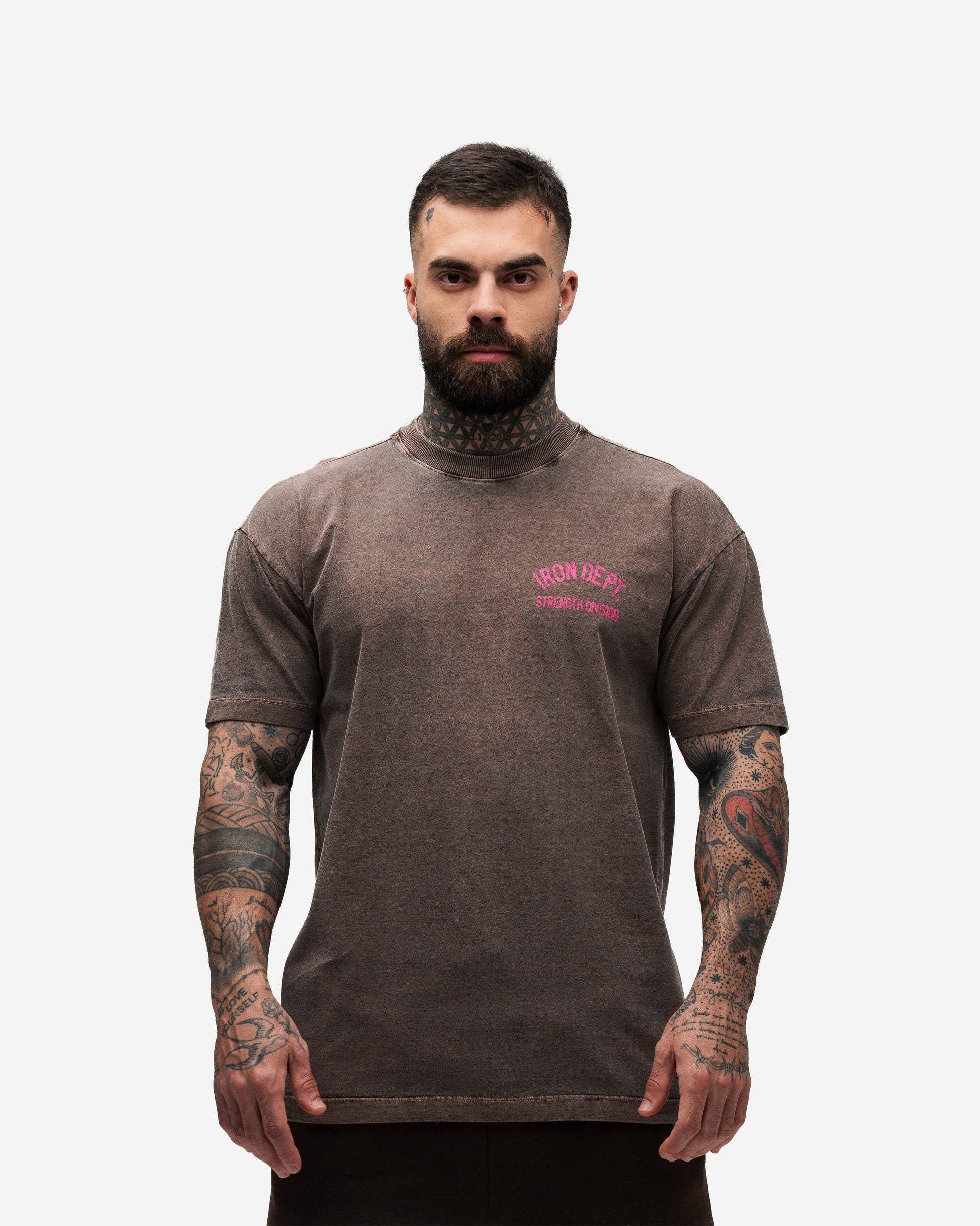 Camiseta Oversized Estonada Mith Iron Dept. Marrom