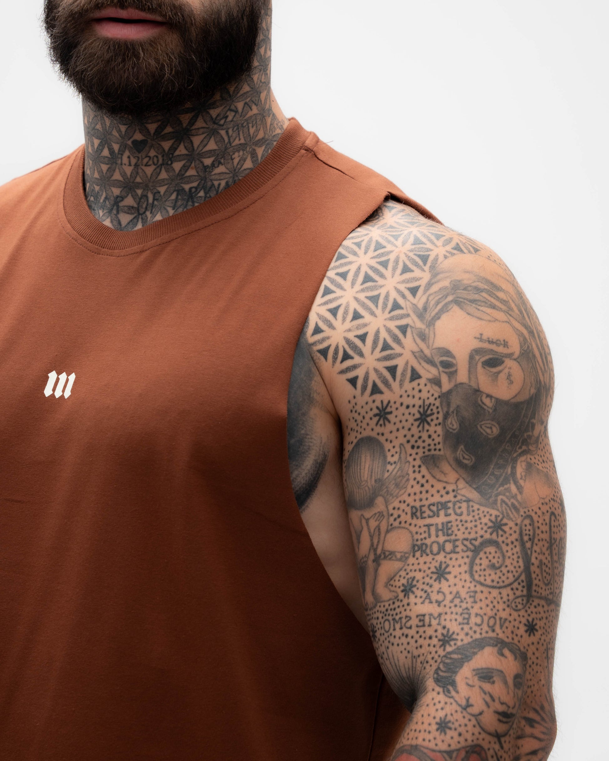 Regata Cut Off Treino Marrom Mith Nation Doodle Grid