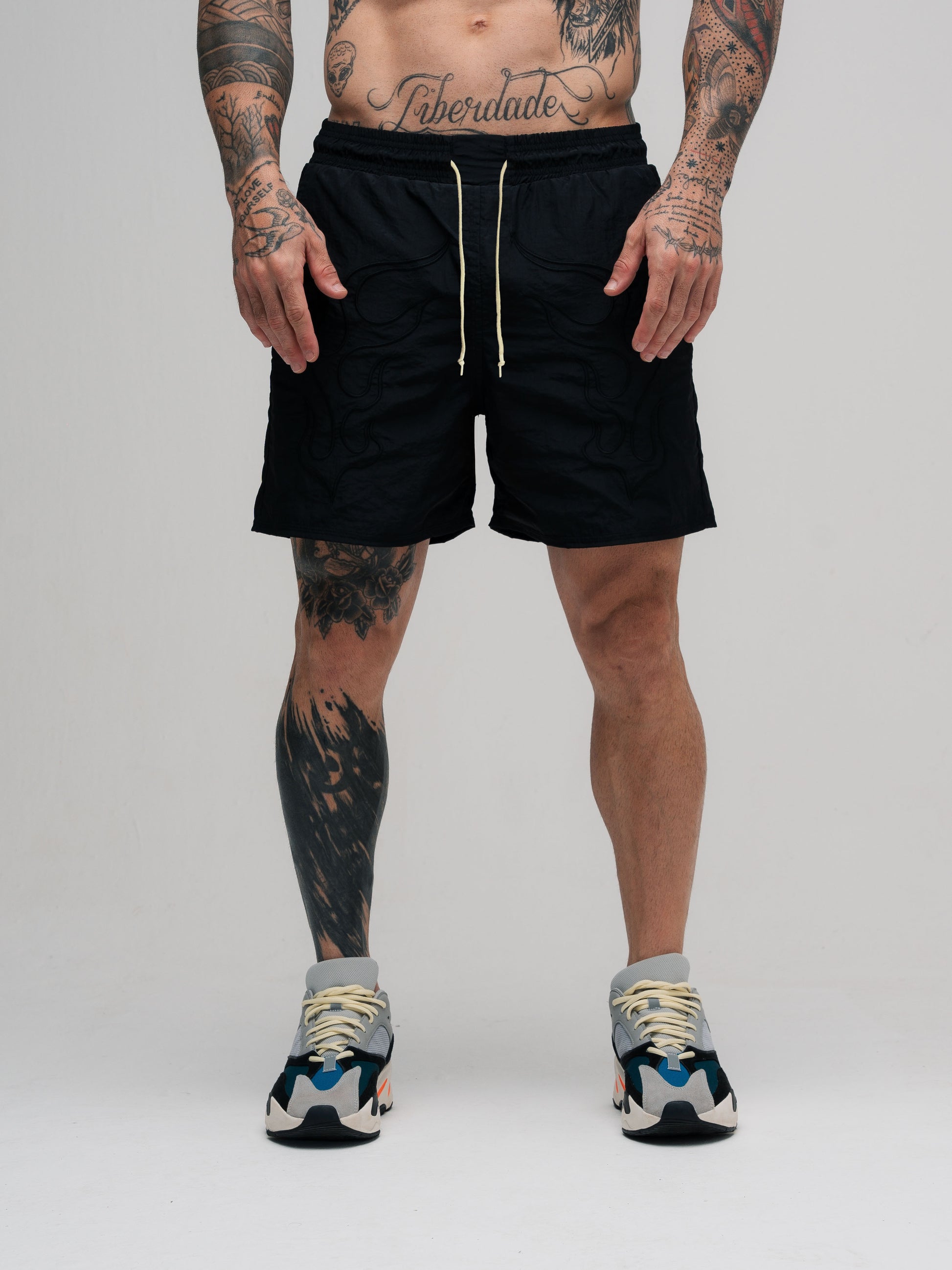 Shorts de Tactel Mith Comam Frutas Flames Preto