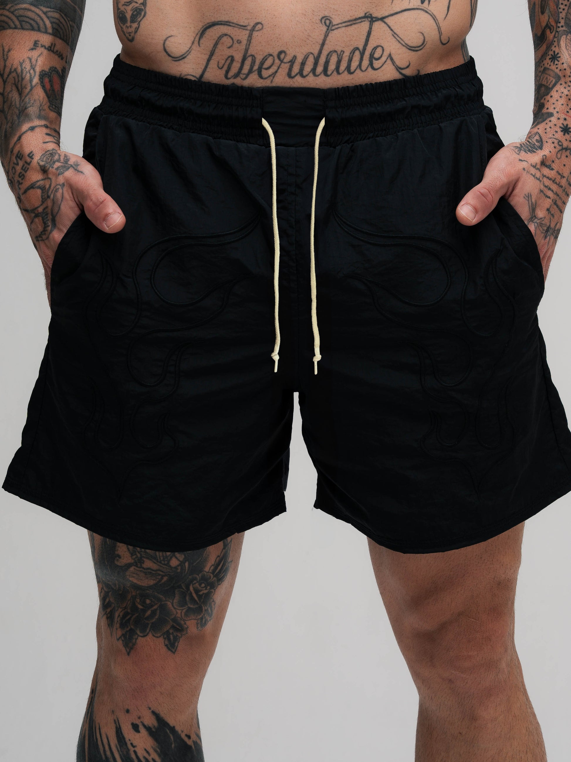 Shorts de Tactel Mith Comam Frutas Flames Preto