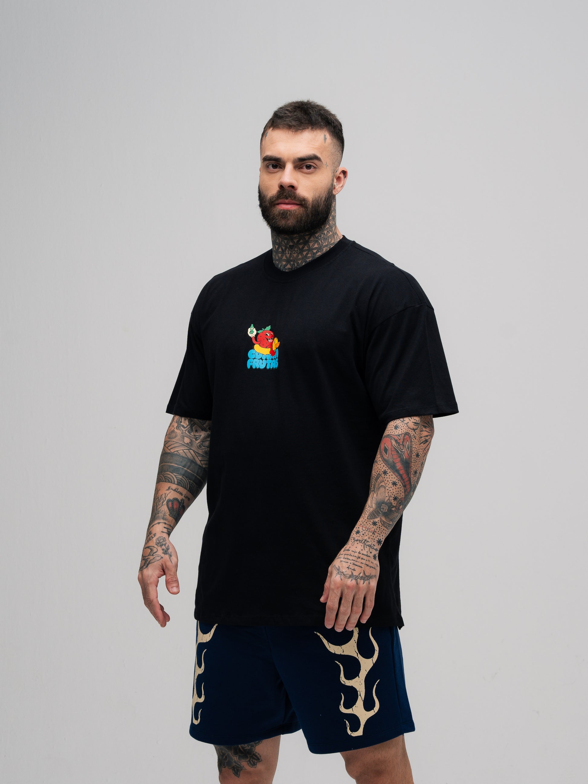 Camiseta Oversized Mith Comam Frutas Pool Party Preto