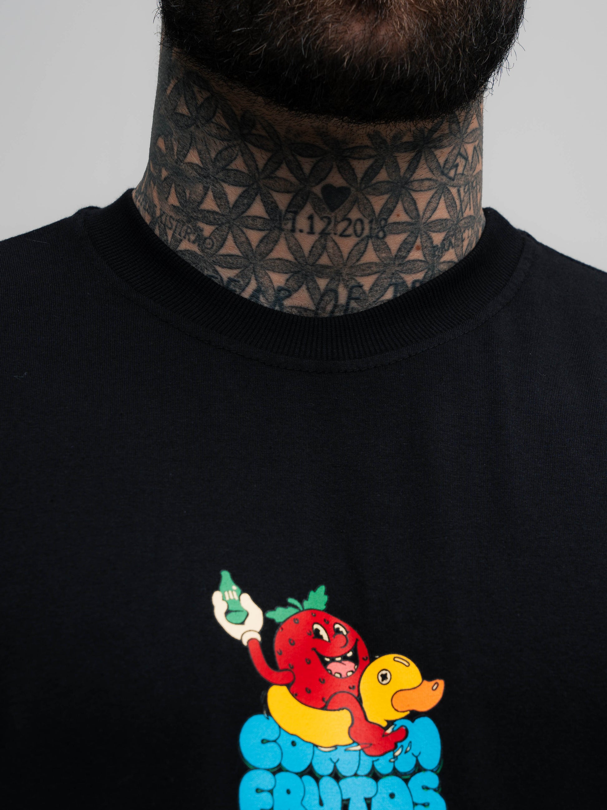 Camiseta Oversized Mith Comam Frutas Pool Party Preto