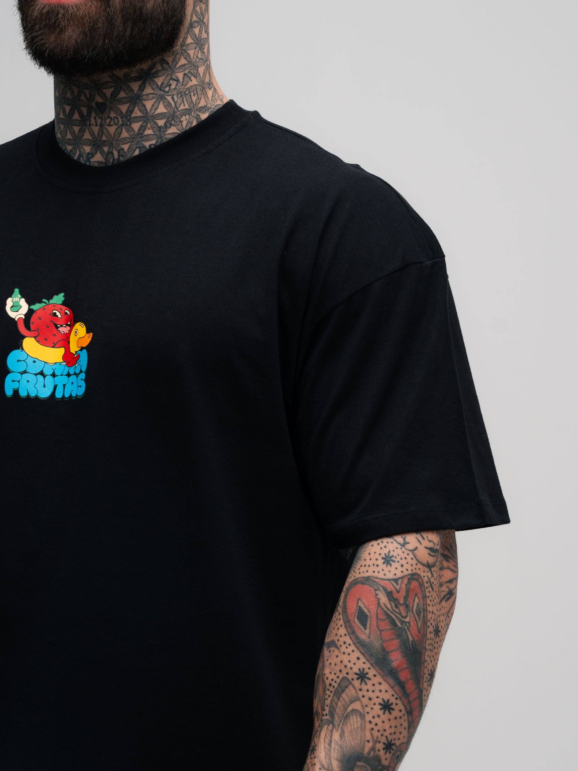 Camiseta Oversized Mith Comam Frutas Pool Party Preto