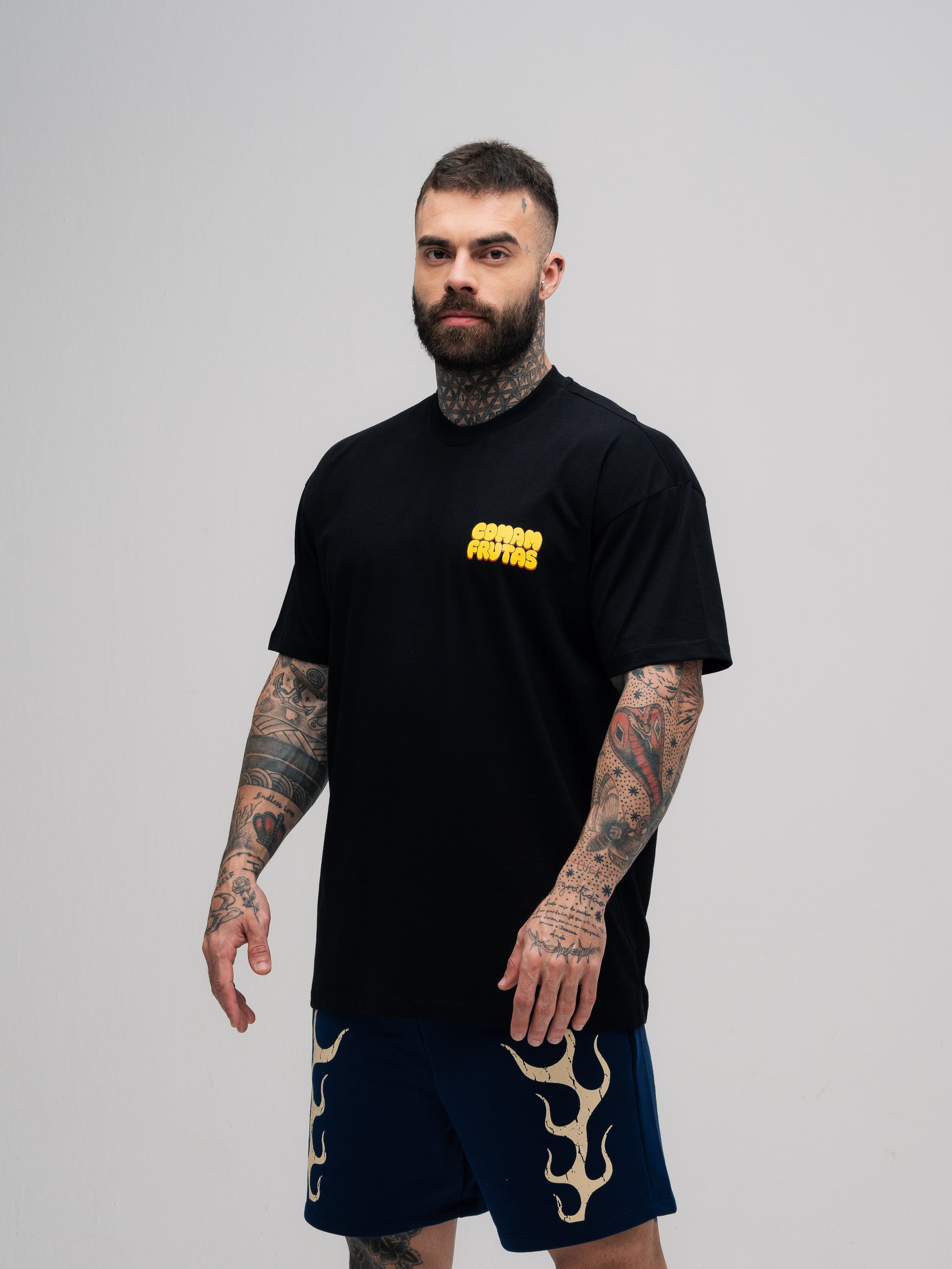 Camiseta Oversized Mith Comam Frutas Trampa Muito Vive o Dobro Preto