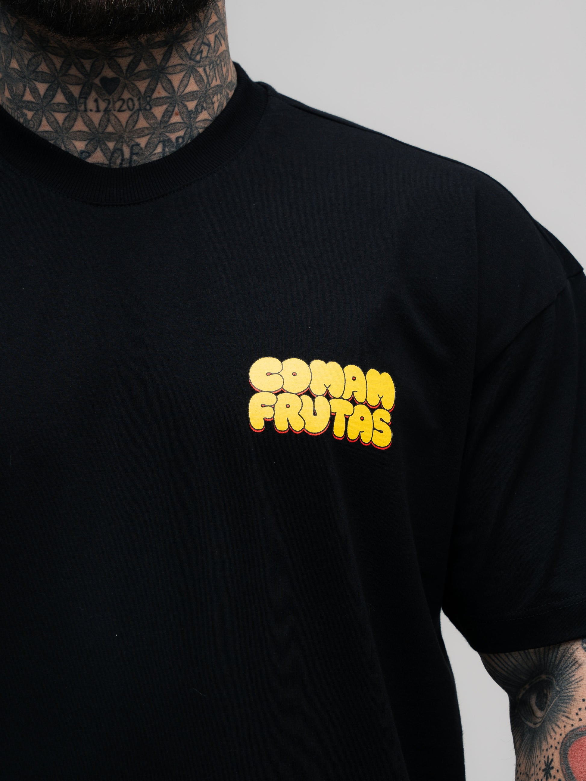 Camiseta Oversized Mith Comam Frutas Trampa Muito Vive o Dobro Preto