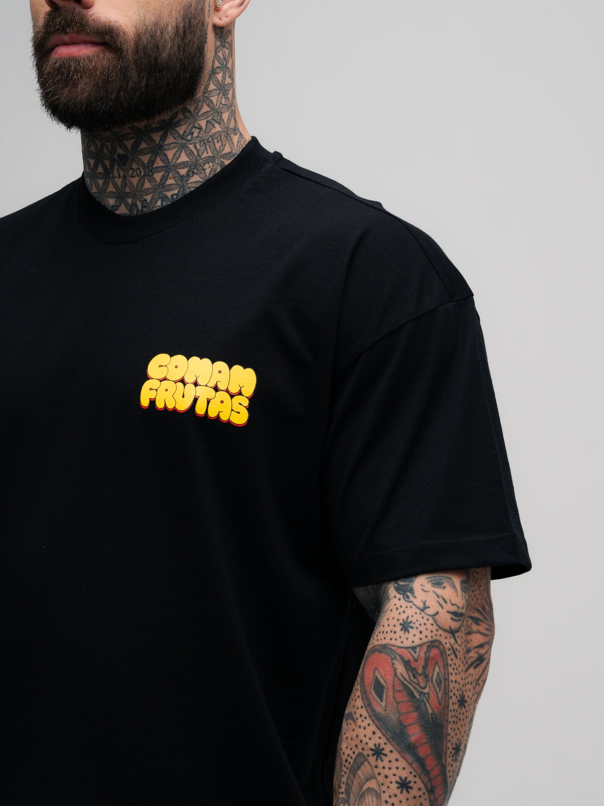 Camiseta Oversized Mith Comam Frutas Trampa Muito Vive o Dobro Preto