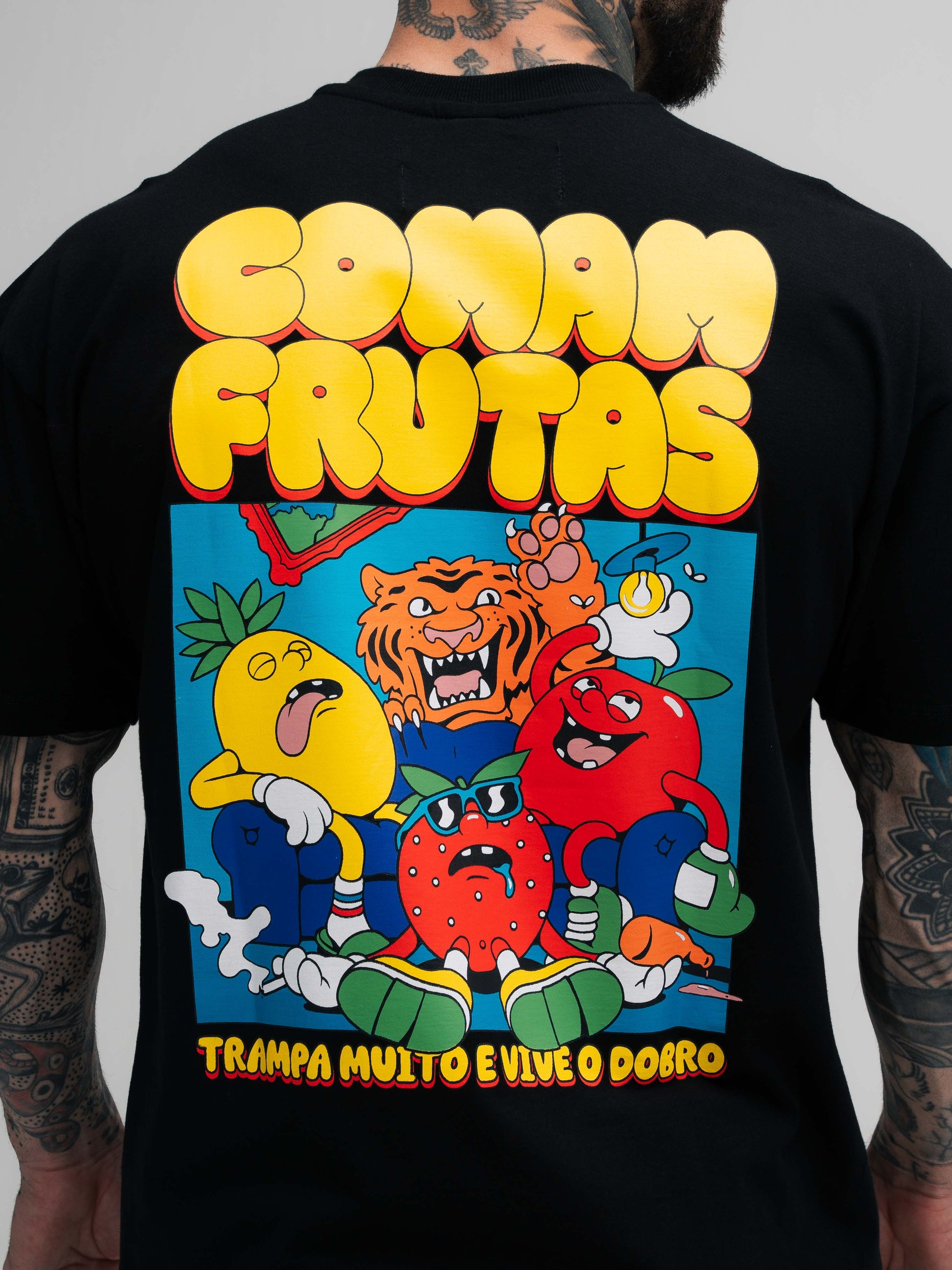 Camiseta Oversized Mith Comam Frutas Trampa Muito Vive o Dobro Preto