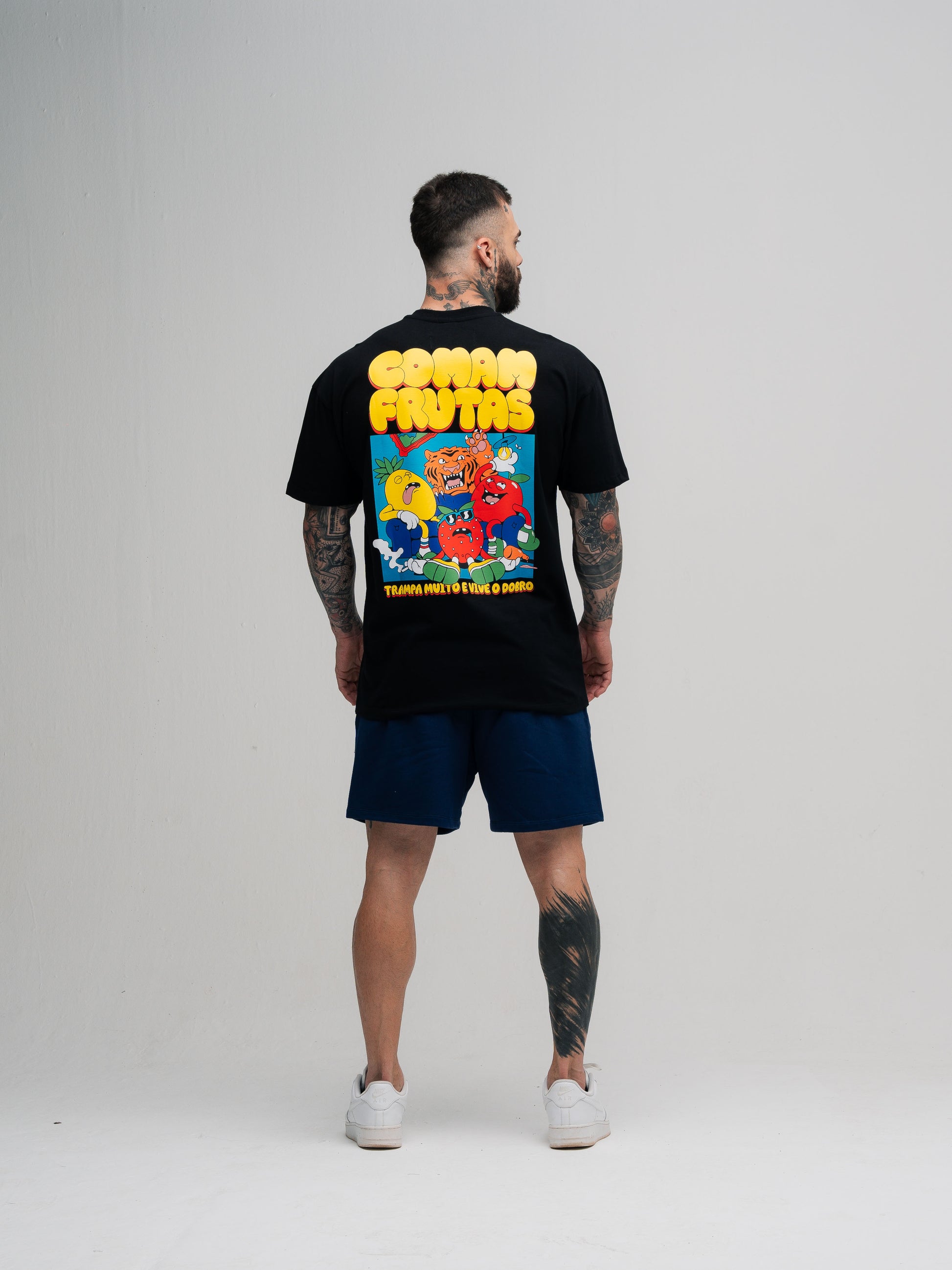 Camiseta Oversized Mith Comam Frutas Trampa Muito Vive o Dobro Preto