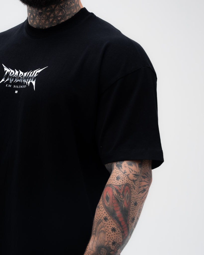 Camiseta <strong>Oversized Treino</strong> Mith Trabalhe em Silêncio Preto