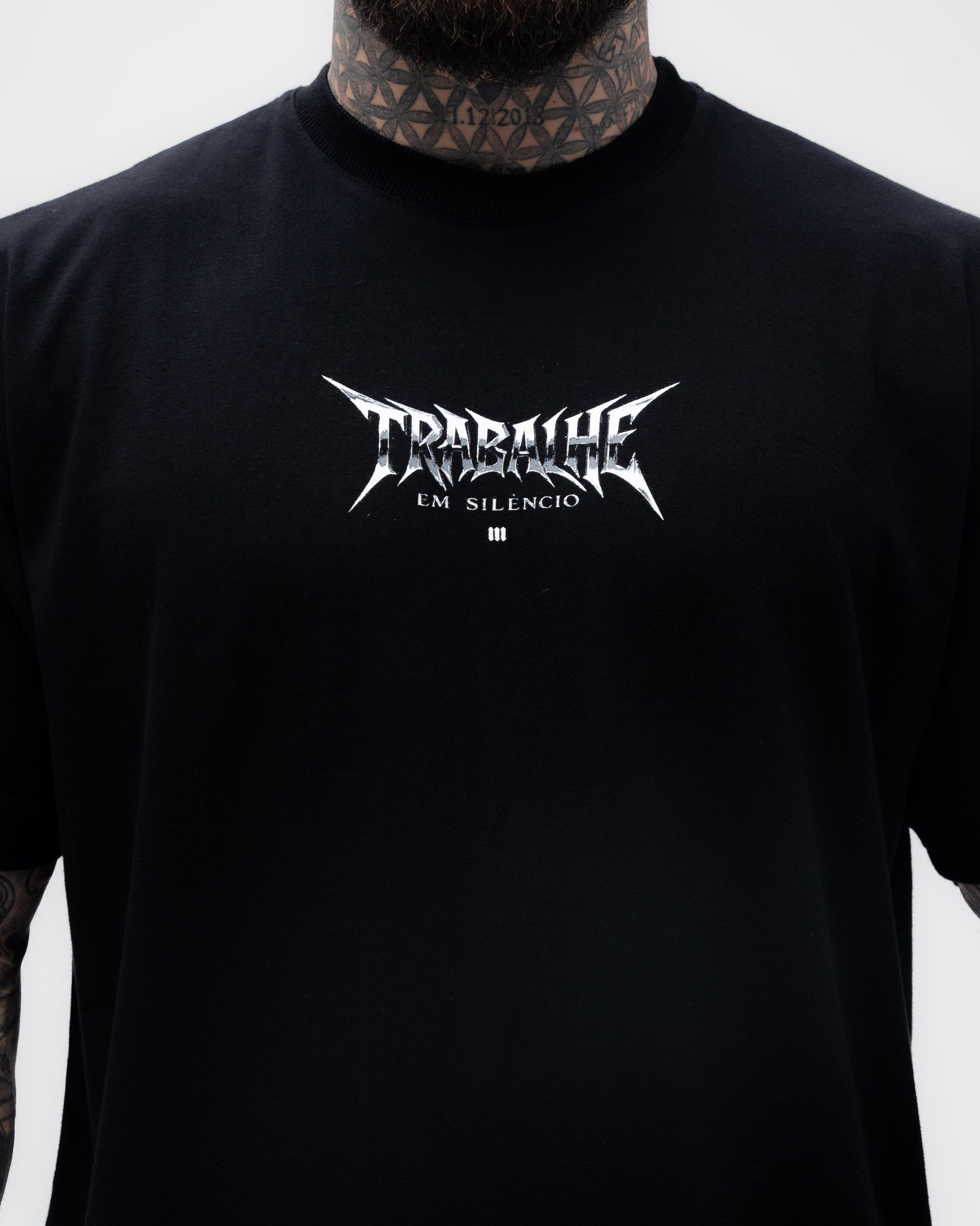 Camiseta <strong>Oversized Treino</strong> Mith Trabalhe em Silêncio Preto