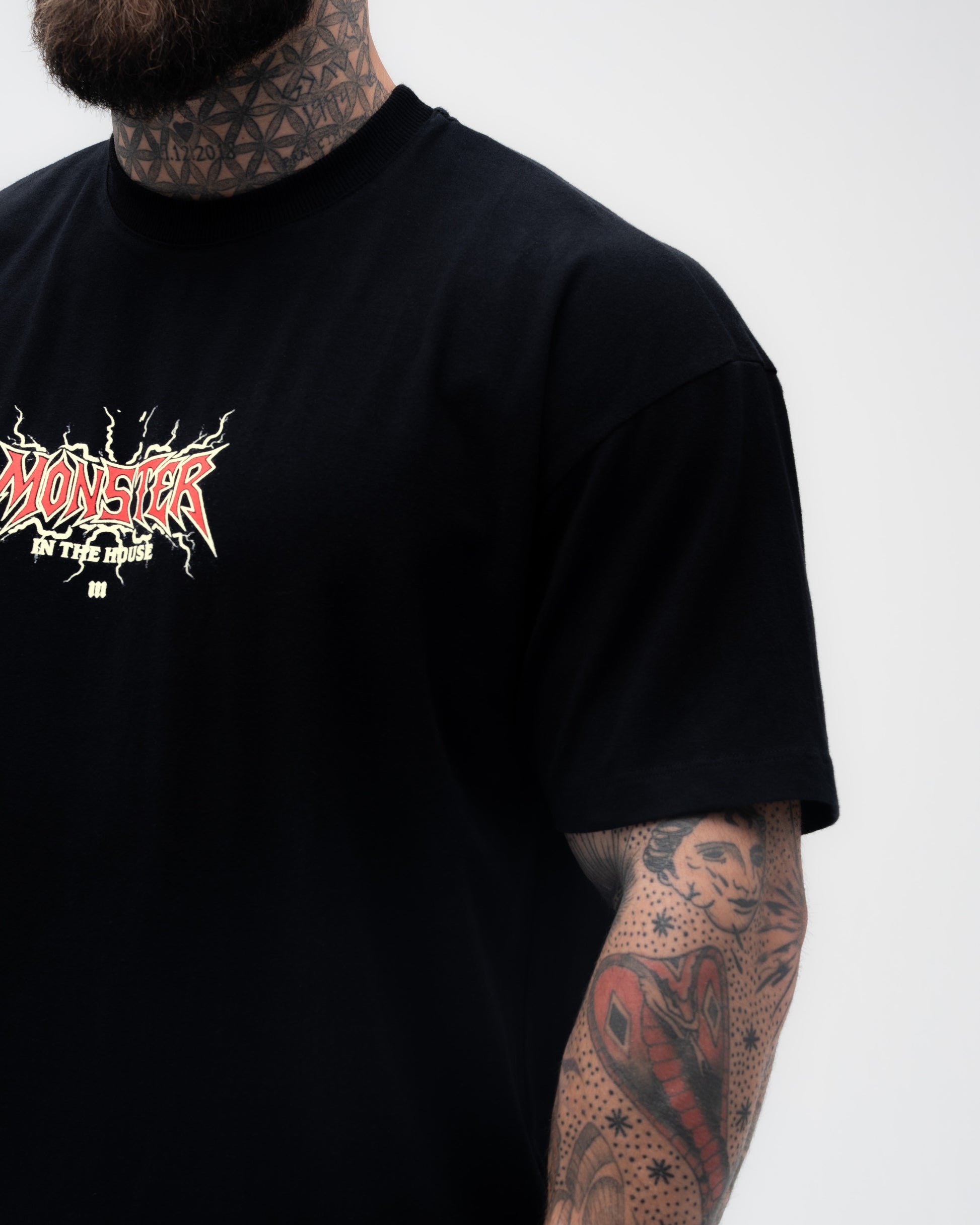 Camiseta Oversized Treino Preta Mith Monster in The House