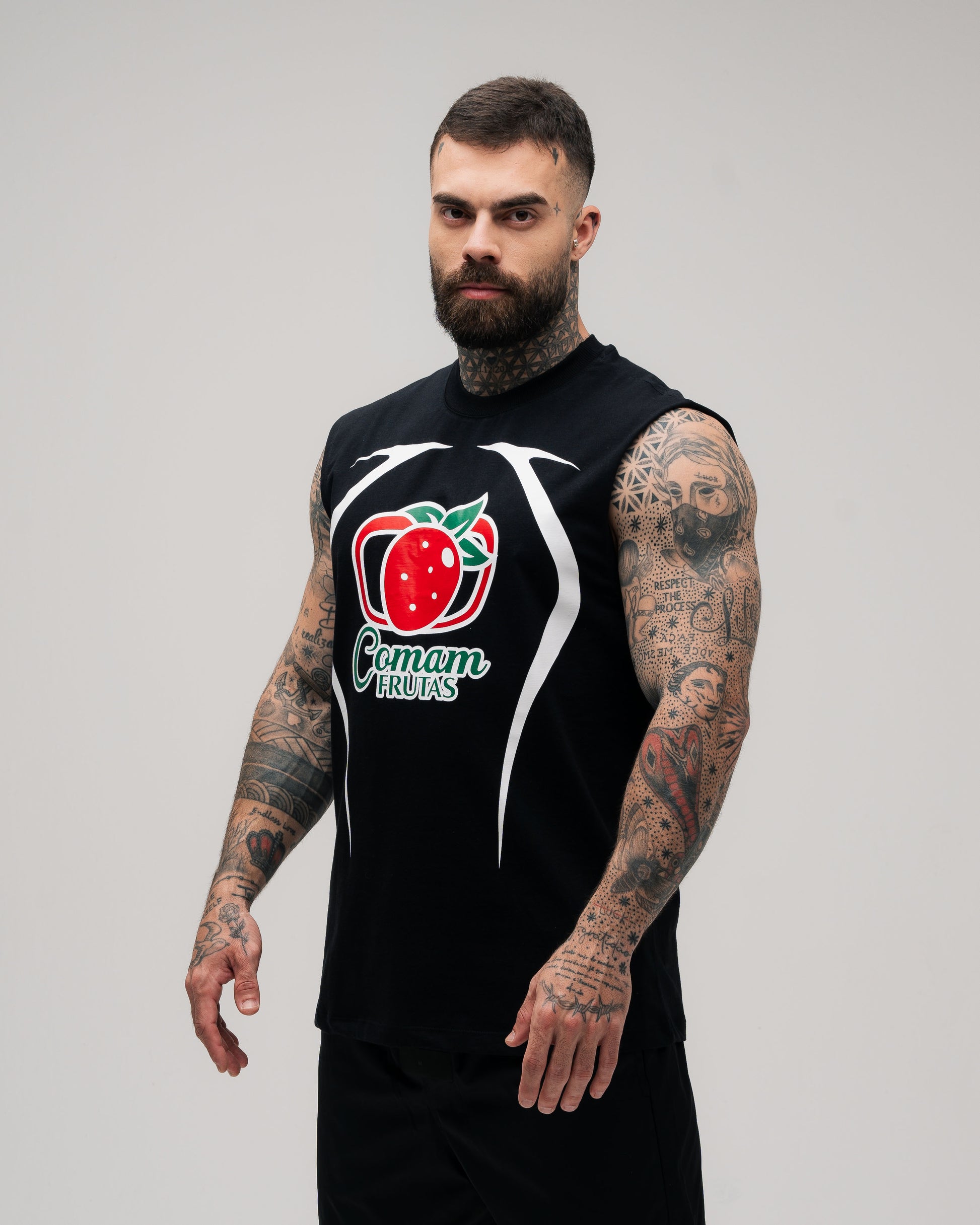 Regata Drop Shoulder Slevelles Mith Comam Frutas Guaraná Preto