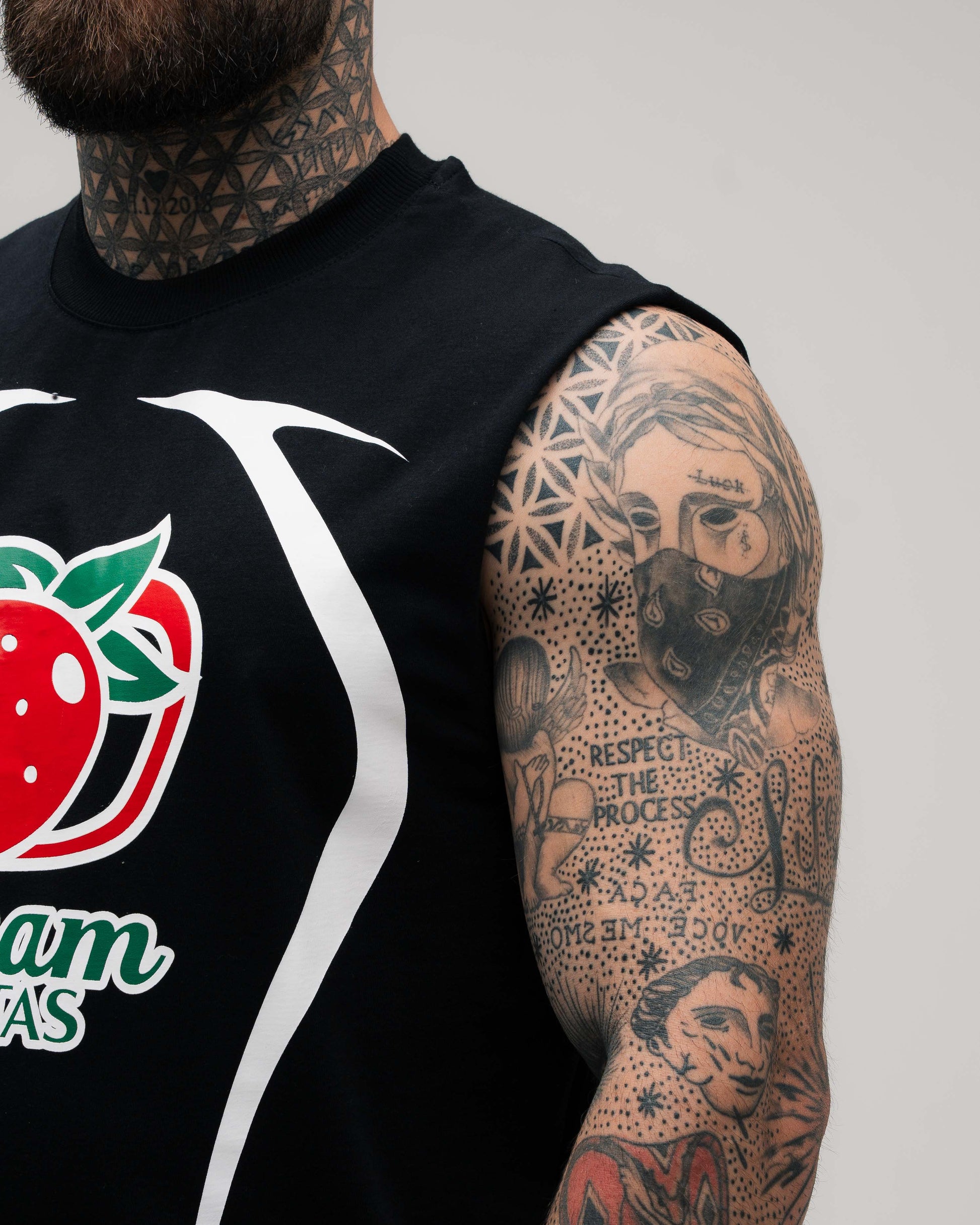 Regata Drop Shoulder Slevelles Mith Comam Frutas Guaraná Preto