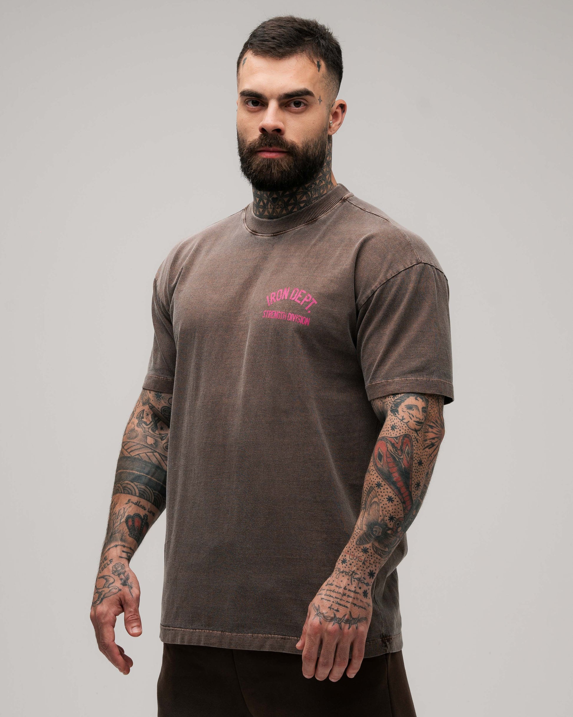Camiseta Oversized Estonada Mith Iron Dept. Marrom