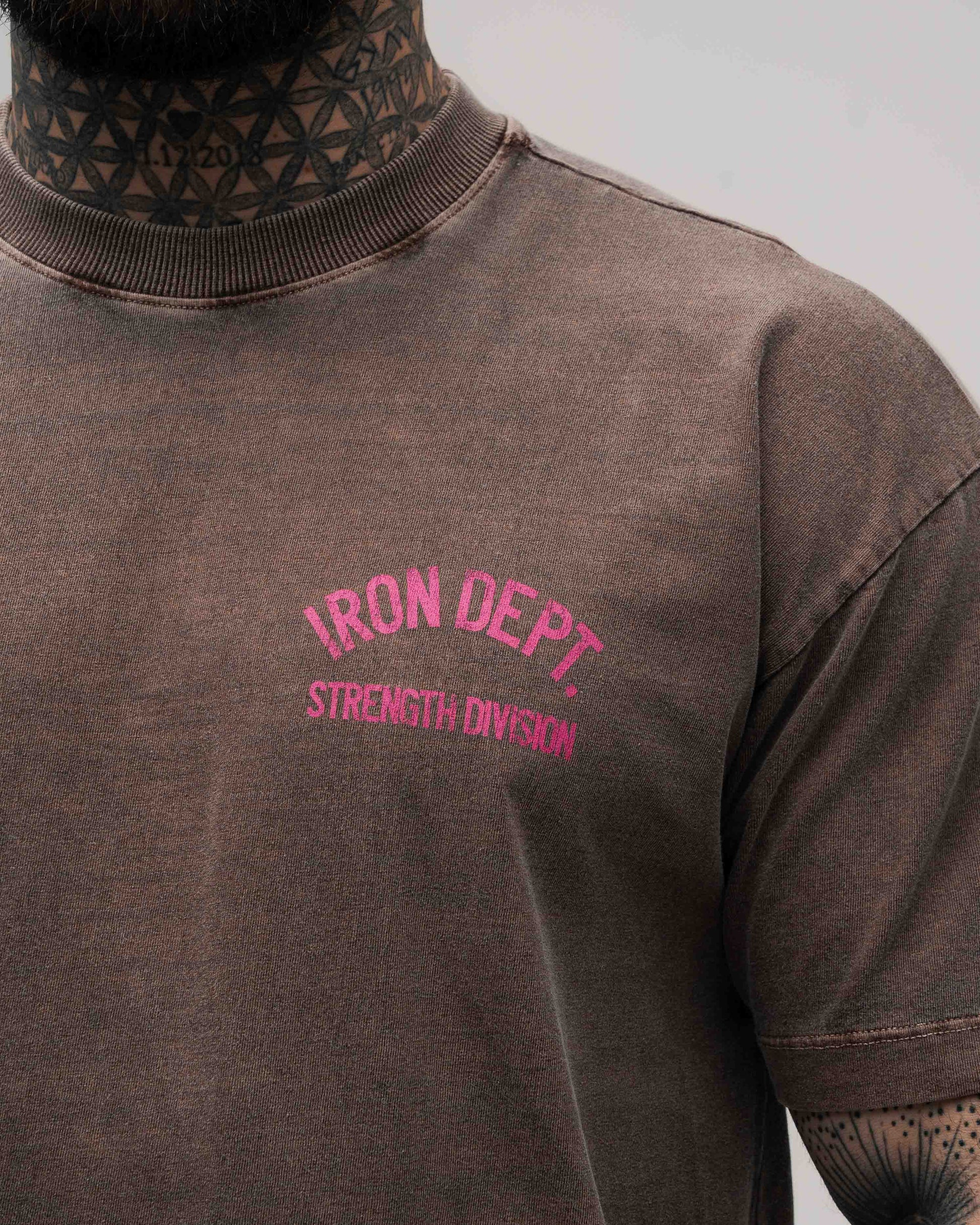Camiseta Oversized Estonada Mith Iron Dept. Marrom