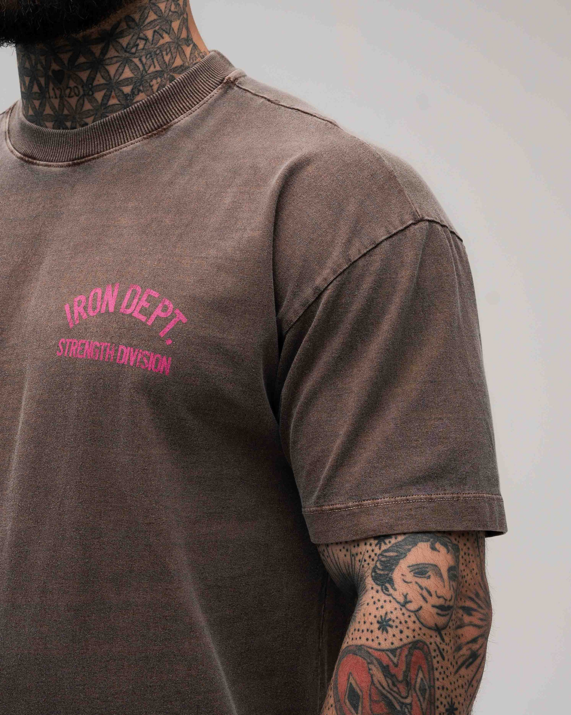Camiseta Oversized Estonada Mith Iron Dept. Marrom