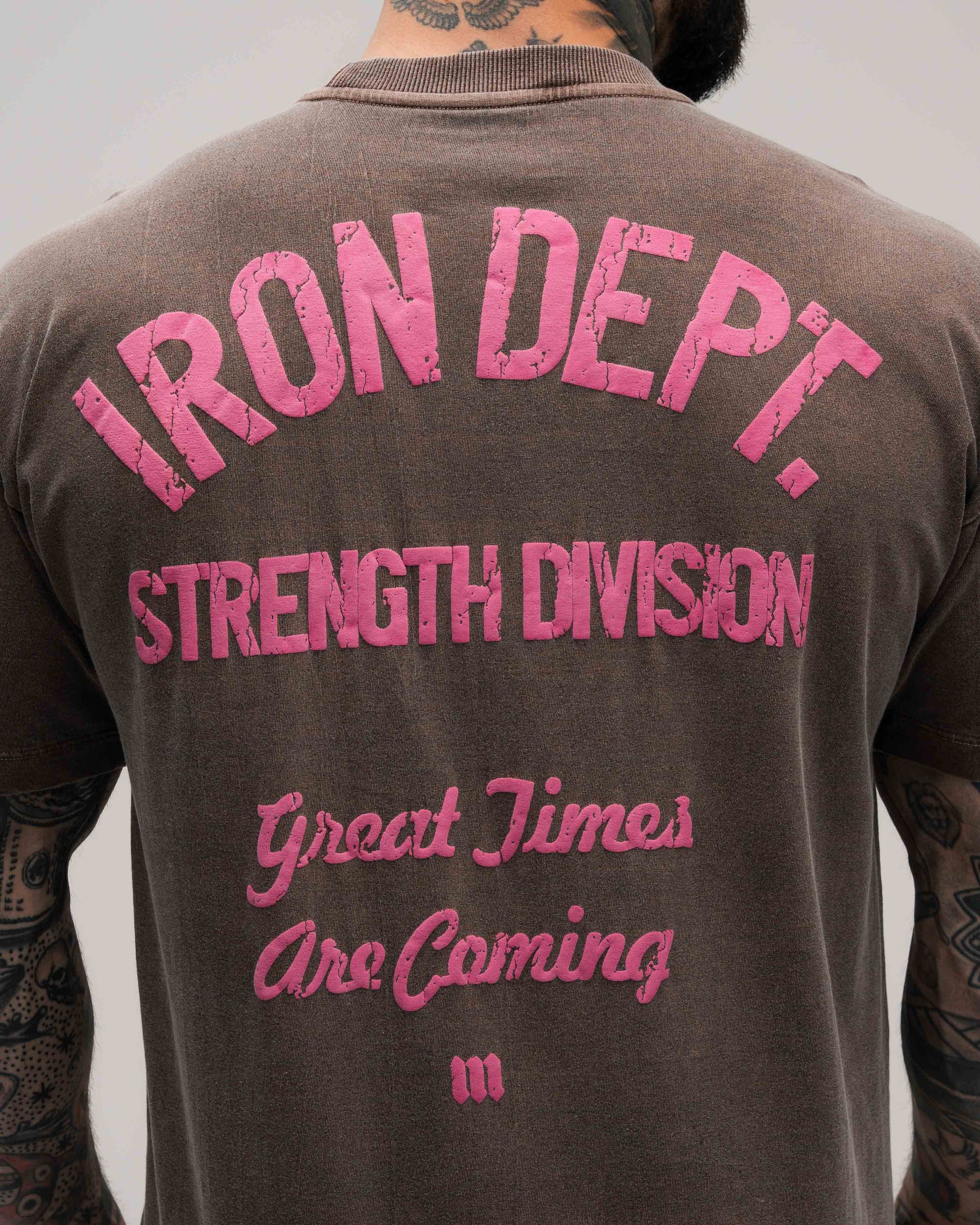 Camiseta Oversized Estonada Mith Iron Dept. Marrom