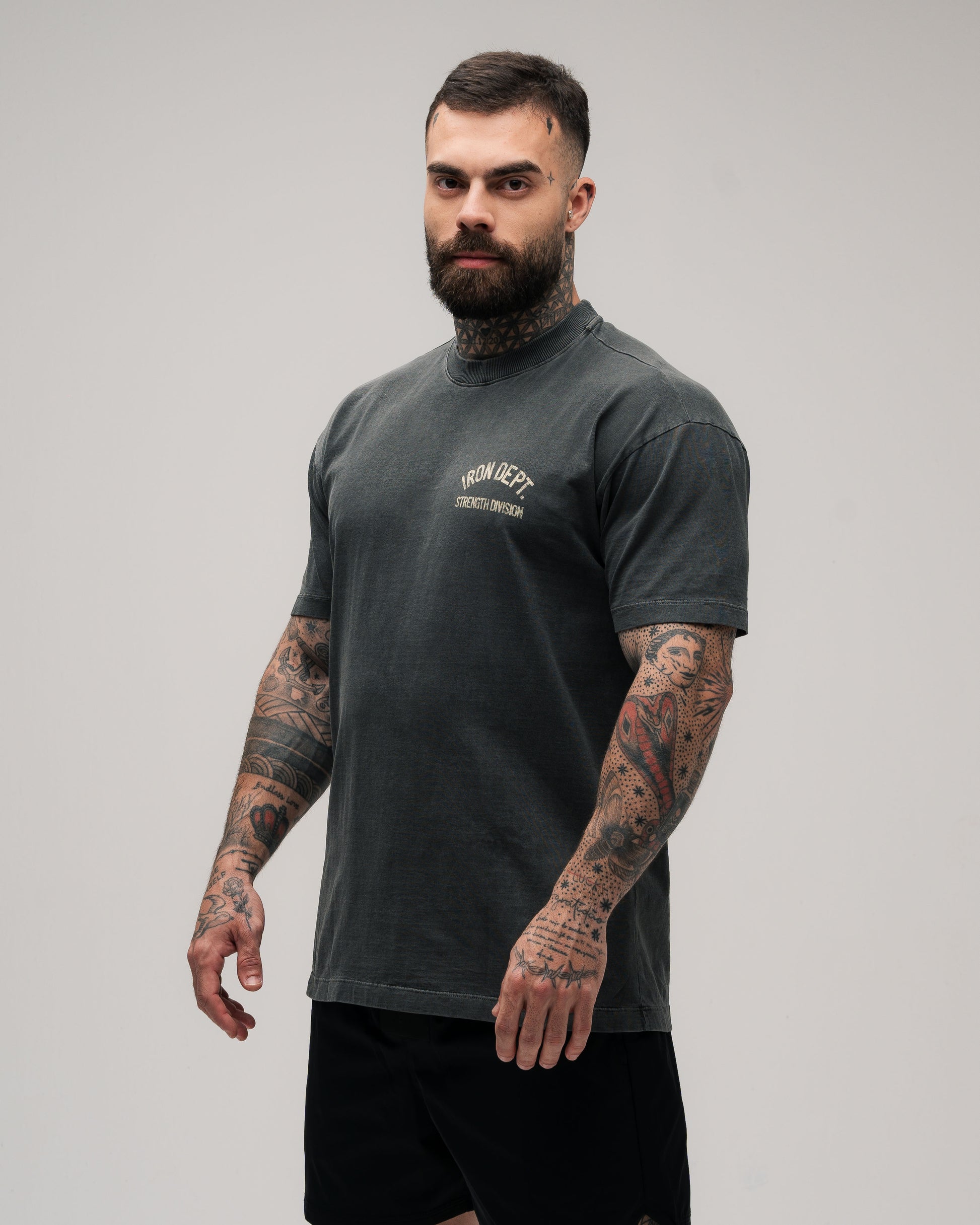 Camiseta Oversized Estonada Mith Iron Dept. Cinza