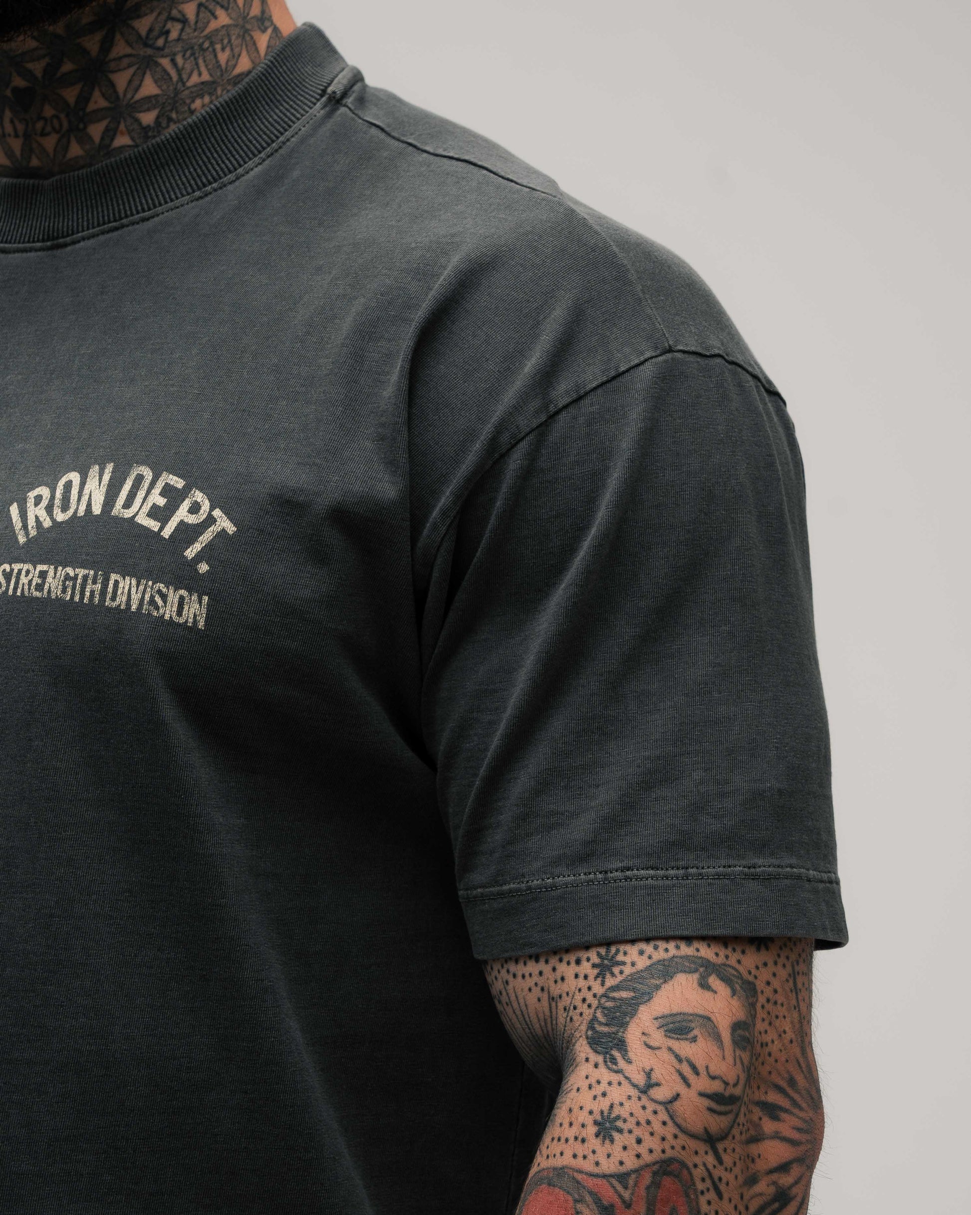 Camiseta Oversized Estonada Mith Iron Dept. Cinza