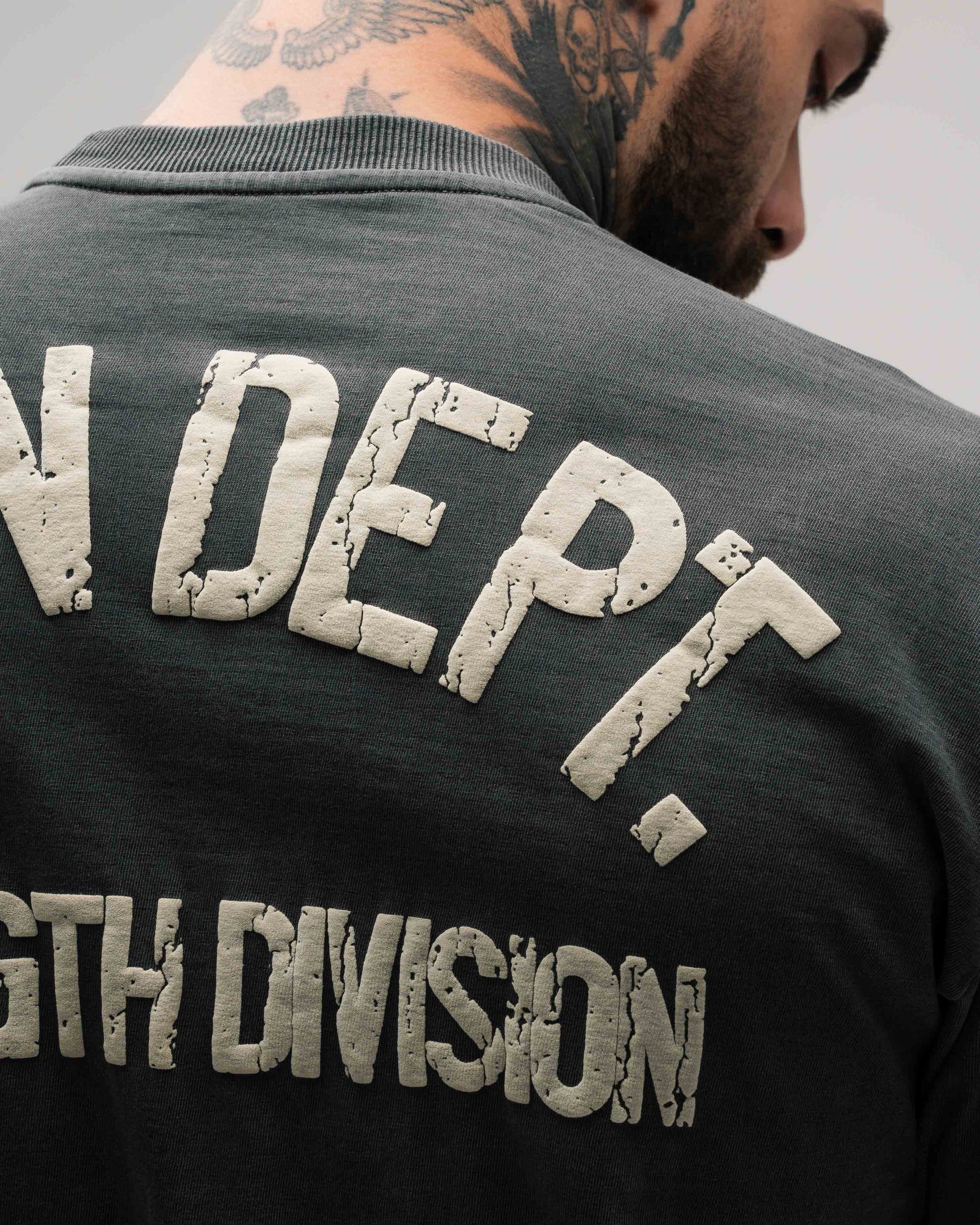 Camiseta Oversized Estonada Mith Iron Dept. Cinza