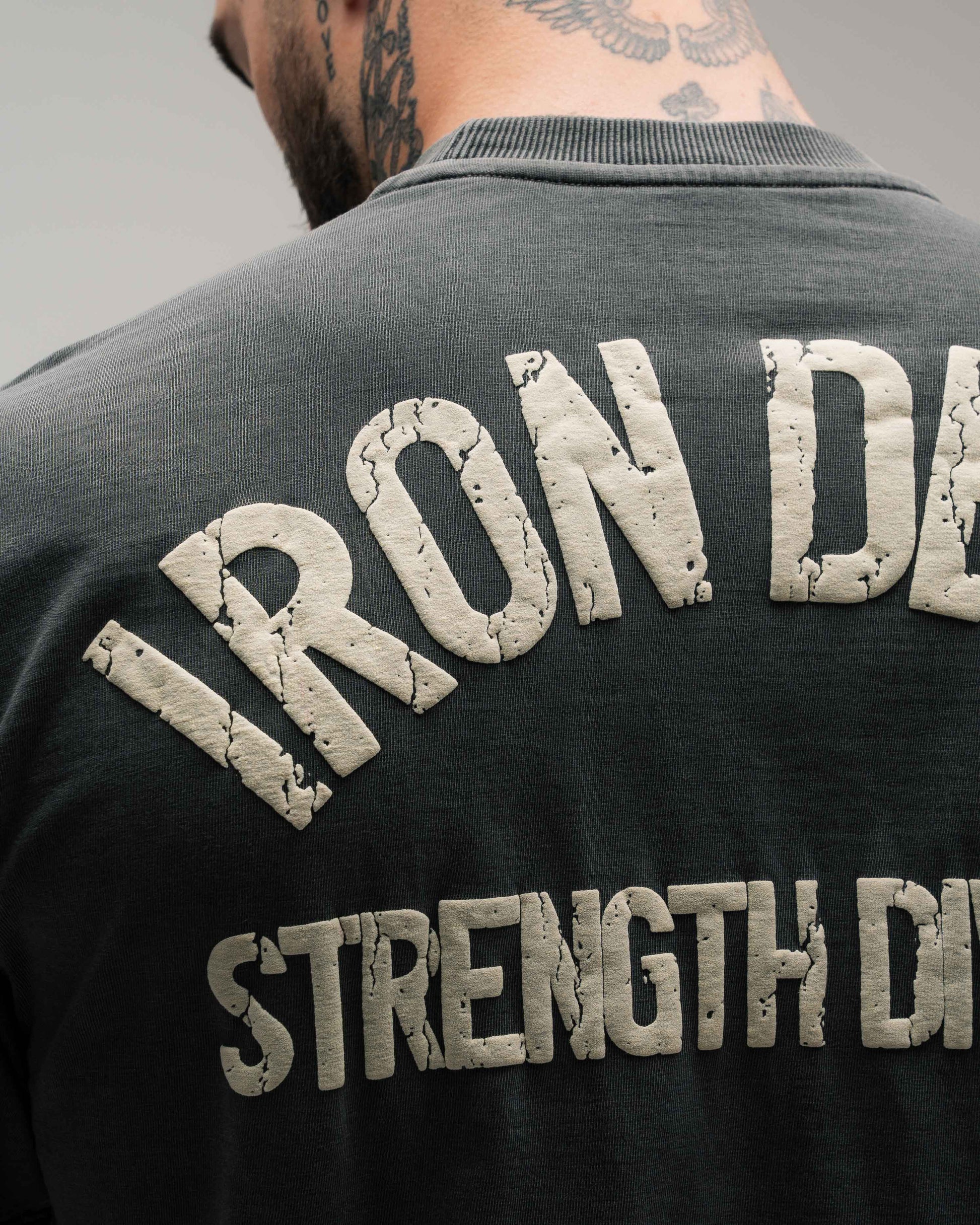 Camiseta Oversized Estonada Mith Iron Dept. Cinza