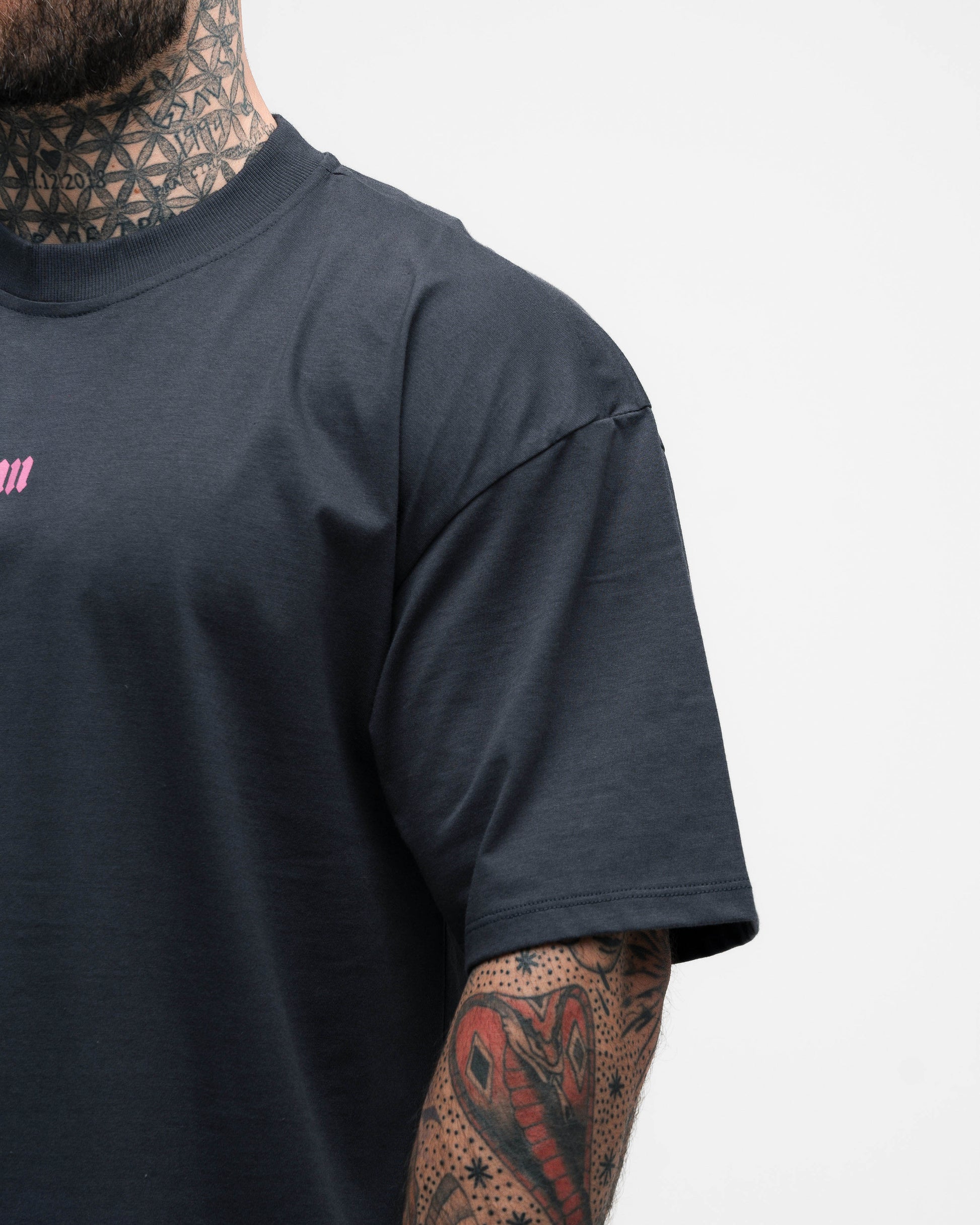 Camiseta Oversized Doodle Chumbo Mith Nation