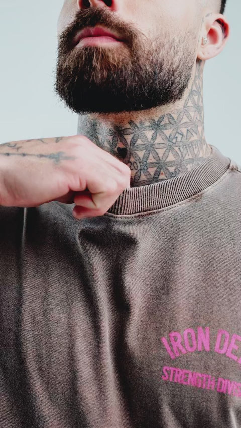 Camiseta Oversized Estonada Mith Iron Dept. Marrom