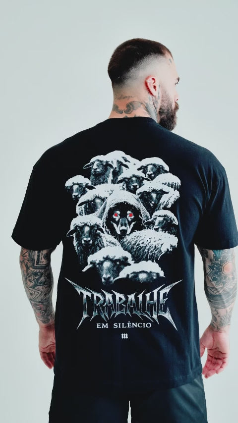 Camiseta <strong>Oversized Treino</strong> Mith Trabalhe em Silêncio Preto